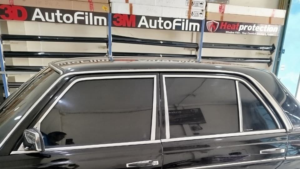 Mercedes-Benz hitam berkaca film di bengkel Central Kaca Film, Kartasura, dengan rak 3D AutoFilm, 3M AutoFilm, dan Heat Protection